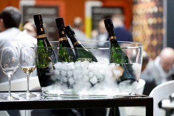 Các chai rượu champagne được trưng bày trên quầy rượu tại Hội chợ rượu Wine Paris & Vinexpo tại Trung tâm hội nghị Paris Expo Porte de Versailles, Paris, Pháp, ngày 14/2/2022. (Ảnh: REUTERS)