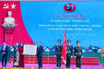 Thừa ủy quyền của Chủ tịch nước, Phó Bí thư Tỉnh uỷ Hải Dương trao tặng Đảng ủy Khối các cơ quan tỉnh Hải Dương Huân chương Lao động hạng Nhì.