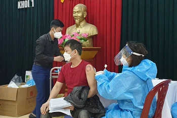 Phường Hồng Sơn (TP Vinh) tổ chức tiêm vaccine lưu động đến tận các khối, xóm.