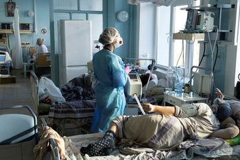 Điều trị bệnh nhân Covid-19 tại đơn vị chăm sóc đặc biệt (ICU) của Bệnh viện Lâm sàng số 3 ở thành phố Kyiv, Ukraine, ngày 26/10/2021. (Ảnh: REUTERS)