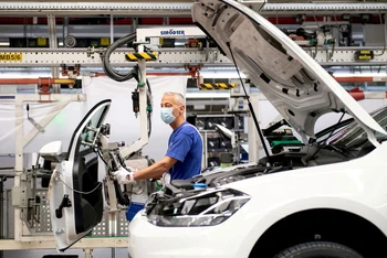 Ảnh minh họa: Một công nhân tại dây chuyền lắp ráp ô-tô Volkswagen ở Wolfsburg, Đức, ngày 27/4/2020. (Nguồn: Reuters)