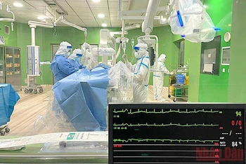 Các y bác sĩ Bệnh viện Đà Nẵng can thiệp, cứu kịp thời bệnh nhân mắc Covid-19 bị nhồi máu cơ tim cấp.