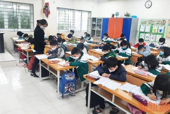 Cô, trò Trường tiểu học Sài Sơn A, Quốc Oai, Hà Nội trở lại dạy học trực tiếp (Ảnh: Mai Quý Tùng) 