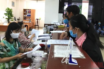 Người lao động làm thủ tục về Bảo hiểm xã hội tại Cơ quan Bảo hiểm xã hội Thành phố Hồ Chí Minh.