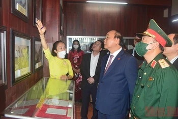 Chủ tịch nước Nguyễn Xuân Phúc tham quan phòng trưng bày hiện vật, hình ảnh về thân thế, sự nghiệp Thủ tướng Phạm Văn Đồng.