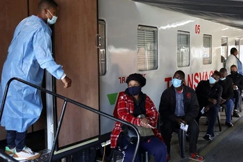 Người dân Nam Phi xếp hàng chờ tiêm vaccine ngừa Covid-19 tại ga tàu Springs ở East Rand, ngày 30/8/2021. (Ảnh: REUTERS)