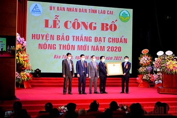 Bí thư Tỉnh ủy Lào Cai Đặng Xuân Phong trao Bằng công nhận đạt chuẩn nông thôn mới năm 2020 cho Đảng bộ, chính quyền và nhân dân huyện Bảo Thắng.