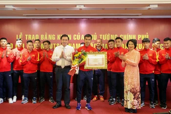 Huấn luyện viên trưởng Phạm Minh Giang vinh dự nhận Bằng khen của Thủ tướng Chính phủ. (Ảnh: VFF)