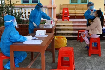Lấy mẫu xét nghiệm bằng test nhanh kháng nguyên cho công dân xã Hòa Bình, huyện Hưng Hà (tỉnh Thái Bình).