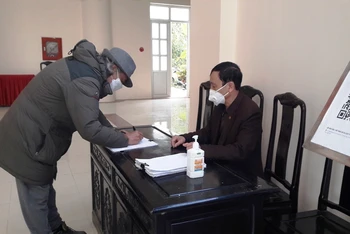 Công dân đến công sở ở Thanh Hóa thực hiện khai báo y tế với cơ quan chức năng.