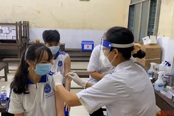 Các học sinh lớp 12 ở Long Xuyên tiêm vaccine. Ảnh: THANH DŨNG