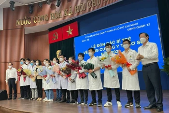 Lãnh đạo Thành phố Hồ Chí Minh chúc mừng các bác sĩ trẻ tình nguyện về cơ sở thực hành.
