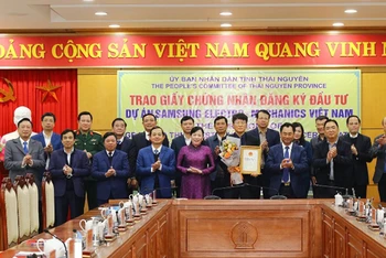 Lãnh đạo tỉnh Thái Nguyên trao Giấy chứng nhận đầu tư thêm 920 triệu USD cho lãnh đạo Công ty TNHH Samsung Electro-Mechanics Việt Nam.