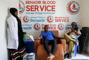 Anh Mohamed Abdi Hussein hiến máu tại ngân hàng máu Benadir, Mogadishu, Somalia, ngày 7/2/2022. (Ảnh: REUTERS)