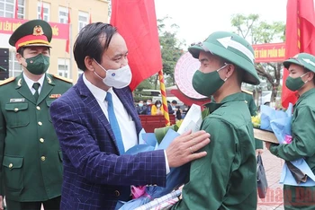 Lãnh đạo tỉnh Quảng Trị tặng quà động viên các tân binh.