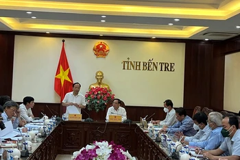 Thứ trưởng Giao thông Vận tải Nguyễn Duy Lâm phát biểu trong buổi làm việc tại tỉnh Bến Tre.