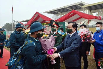 Lãnh đạo thành phố Hà Nội tặng hoa, động viên tân binh tại huyện Đông Anh trước giờ lên đường nhập ngũ. (Ảnh ĐĂNG ANH) 