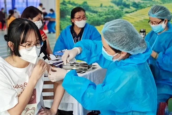 Đẩy nhanh tiến độ tiêm vaccine phòng Covid-19 cho nhóm đối tượng từ 12-17 tuổi (điểm tiêm Trường Tiểu học Nguyễn Văn Trỗi, phường Hoa Lư, TP Pleiku, Gia Lai).