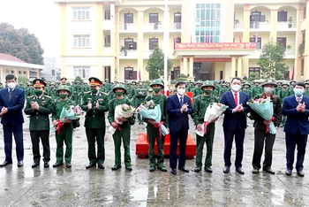 Lãnh đạo huyện Hàm Yên (Tuyên Quang) tặng hoa và chúc mừng tân binh lên đường nhập ngũ.
