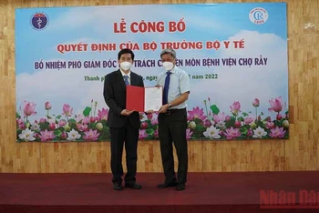 Trao quyết định bổ nhiệm chức vụ Phó Giám đốc phụ trách chuyên môn Bệnh viện Chợ Rẫy cho BS Lâm Việt Trung.