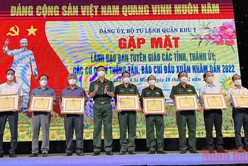 Đại diện lãnh đạo Cơ quan Thường trực Báo Nhân Dân tại thành phố Hồ Chí Minh nhận bằng khen của Đảng ủy, Bộ Tư lệnh Quân khu 7.