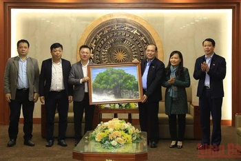 Tổng Biên tập Báo Nhân Dân Lê Quốc Minh tặng quà lưu niệm cho tỉnh Phú Thọ.