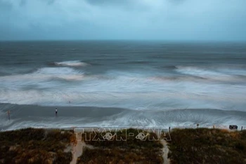 Sóng biển dâng cao khi bão Isaias đổ bộ vào bờ biển bang Nam Carolina, Mỹ. (Ảnh minh họa: AFP/TTXVN)