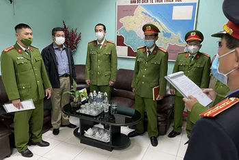 Cơ quan Cảnh sát điều tra khởi tố bắt tạm giam lãnh đạo, kế toán Trung tâm Kiểm soát bệnh tật tỉnh Thừa Thiên Huế.
