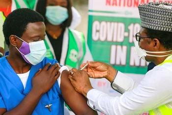 Tiêm vaccine ngừa Covid-19 ở Abuja, Nigeria, ngày 5/3/2021. (Ảnh: REUTERS)