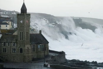 Bão Eunice gây sóng to và gió mạnh khi đổ bộ vào thị trấn Porthleven, hạt Cornwall, Anh, ngày 18/2/2022. (Ảnh: REUTERS)