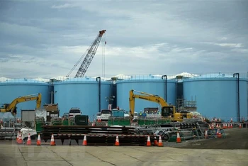 Các bể chứa nước thải nhiễm phóng xạ tại nhà máy điện hạt nhân Fukushima Daiichi ở tỉnh Fukushima, Nhật Bản. (Nguồn: THX/TTXVN)