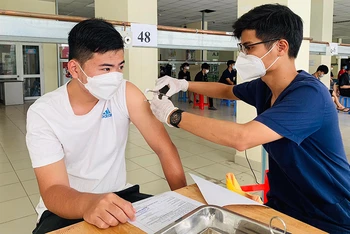 Sinh viên Ký túc xá Đại học Quốc gia Thành phố Hồ Chí Minh được tiêm vaccine mũi 3 phòng Covid-19.