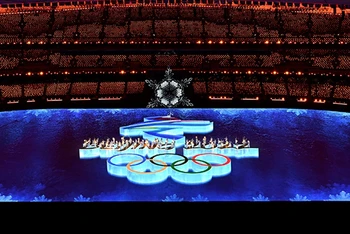 Tiết mục “Thắp sáng” mở đầu cho lễ bế mạc Thế vận hội mùa đông Bắc Kinh 2022. (Ảnh: Tân Hoa Xã)