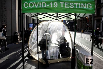 Lấy mẫu xét nghiệm Covid-19 ở New York, Mỹ, ngày 1/12/2021. (Ảnh: REUTERS)