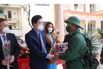 Đồng chí Vũ Mạnh Hà, Ủy viên dự khuyết Trung ương Đảng, Trưởng Ban Tuyên giáo Tỉnh ủy Hà Giang tặng hoa cho các tân binh huyện Yên Minh.