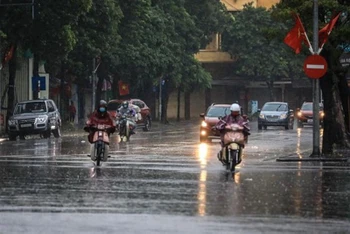 Khu vực Hà Nội có mưa rào, cục bộ có mưa vừa, mưa to; trời rét hại với nền nhiệt thấp nhất 8-11 độ C. (Ảnh minh họa)