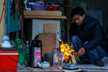 Người Hà Nội đốt lửa sưởi ấm giữa ban ngày trong đợt rét kỷ lục