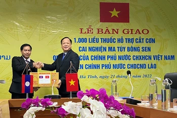 Đại diện Chính phủ Việt Nam trao tặng thuốc cho đại diện Chính phủ Lào.