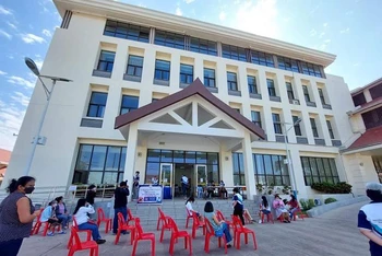 Tiêm vaccine ngừa Covid-19 cho trẻ từ 12-17 tuổi tại Thủ đô Vientiane. Hiện có khoảng 90.000 trường hợp trong nhóm này được tiêm mũi thứ nhất. Ảnh: Xuân Sơn