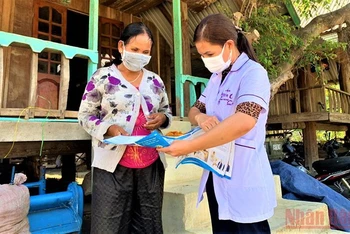 Cán bộ y tế Trạm Y tế xã Yang Tao, huyện Lắk, tỉnh Đắk Lắk hướng dẫn bà con dân tộc thiểu số ở địa phương cách phòng, chống dịch Covid-19.