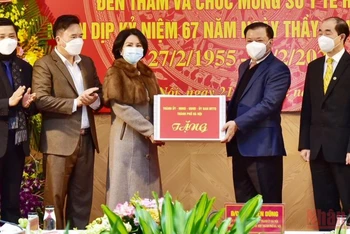 Đồng chí Đinh Tiến Dũng, Ủy viên Bộ Chính trị, Bí thư Thành ủy Hà Nội đến thăm, chúc mừng Sở Y tế Hà Nội.
