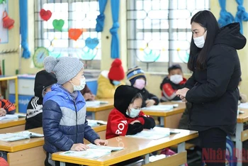 Các học sinh lớp 2A2, Trường Tiểu học Quảng Lạc, thành phố Lạng Sơn, (Lạng Sơn), bảo đảm mặc đủ ấm, lớp đủ hệ thống cửa chắn gió lùa, đủ ánh sáng khi học trong thời tiết lạnh.