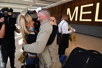 Hành khách quốc tế đến Sân bay Melbourne sáng 21/2 (Ảnh: REUTERS)