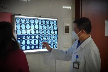 Bác sĩ Nguyễn Trung Nguyên cho biết bệnh nhân ngộ độc C0 có nhiều tổn thương về thần kinh.