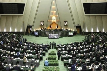 Các nghị sĩ Iran tham dự một phiên họp Quốc hội ở thủ đô Tehran. (Ảnh: AFP/TTXVN)