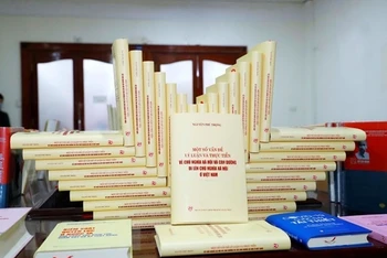  Cuốn sách “Một số vấn đề lý luận và thực tiễn về chủ nghĩa xã hội và con đường đi lên chủ nghĩa xã hội ở Việt Nam”. (Ảnh: Phương Hoa/TTXVN)