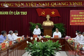 Đồng chí Trần Cẩm Tú phát biểu ý kiến tại buổi làm việc với Thành ủy Cần Thơ.