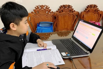 Dừng học trực tiếp, học sinh Trường Tiểu học Hà Nội-Điện Biên Phủ học trực tuyến tại nhà.