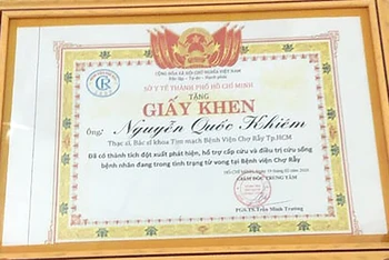 Ông Nguyễn Quốc Khiêm nhận giấy khen của Sở Y tế Thành phố Hồ Chí Minh.