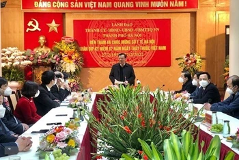Bí thư Thành ủy Hà Nội Đinh Tiến Dũng phát biểu chúc mừng cán bộ, các y, bác sĩ Sở Y tế Hà Nội. (Ảnh: TTXVN)